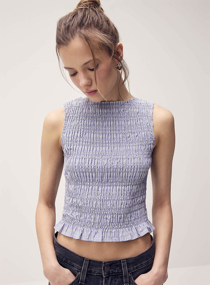 Twik: La camisole smock&eacute;e bordure frison Bleu p&acirc;le - Bleu ciel pour femme
