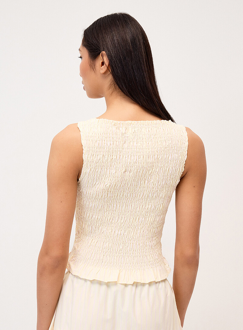 Twik: La camisole smock&eacute;e bordure frison Bleu p&acirc;le - Bleu ciel pour femme