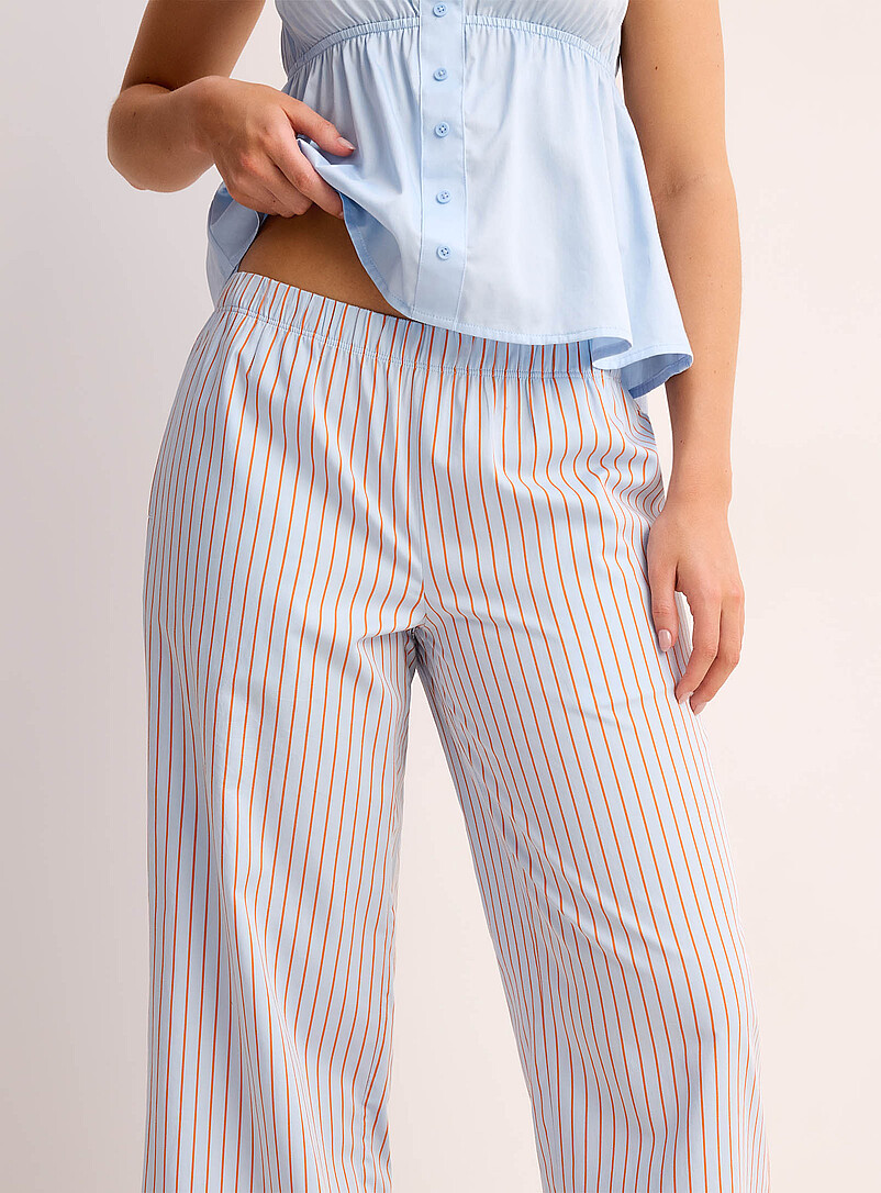 Miiyu x Twik: Le pantalon pyjama popeline rayures color&eacute;es Bleu p&acirc;le - Bleu ciel pour femme