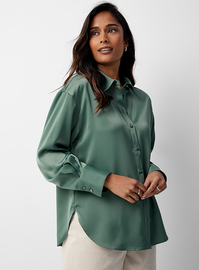 Contemporaine: La chemise satinée boutons recouverts Vert foncé-mousse-olive pour femme