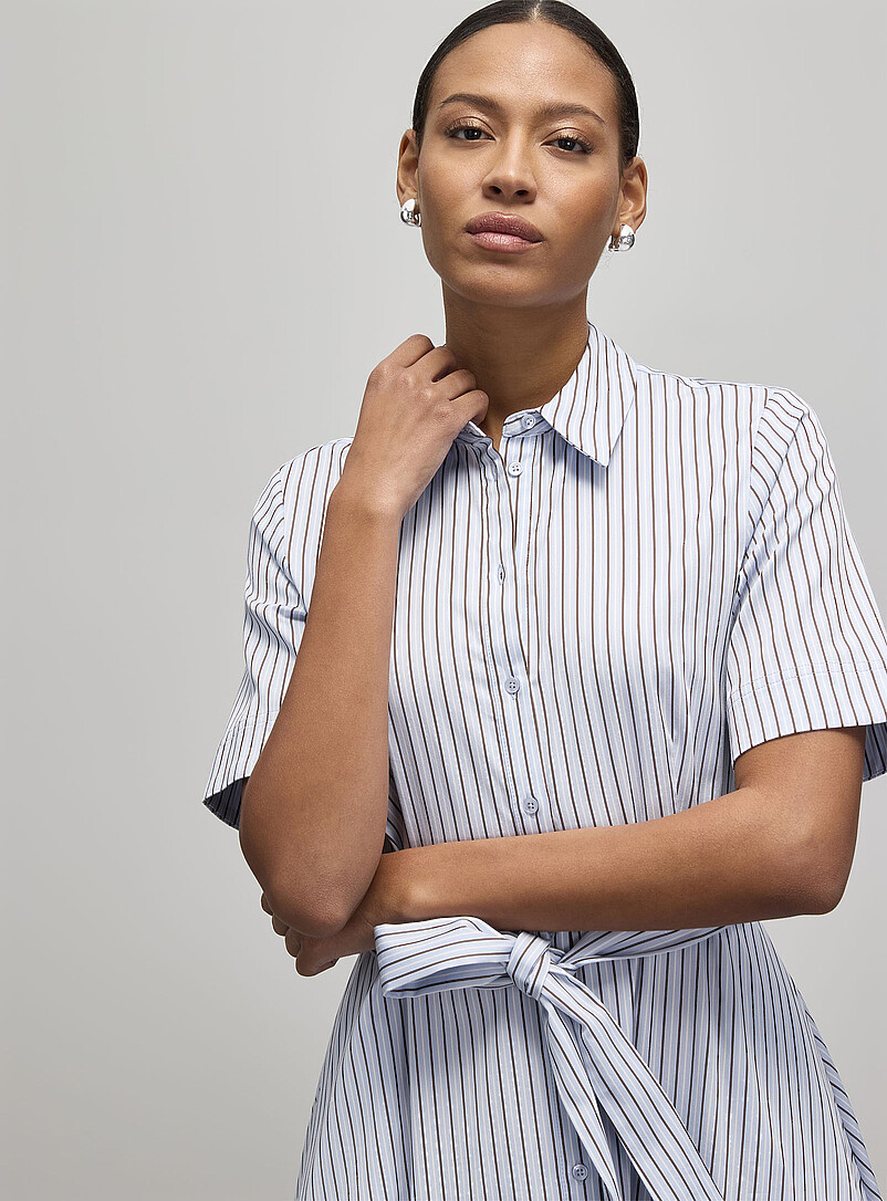 Contemporaine: La robe chemise popeline glac&eacute;e &agrave; rayures Blanc &agrave; motifs pour femme