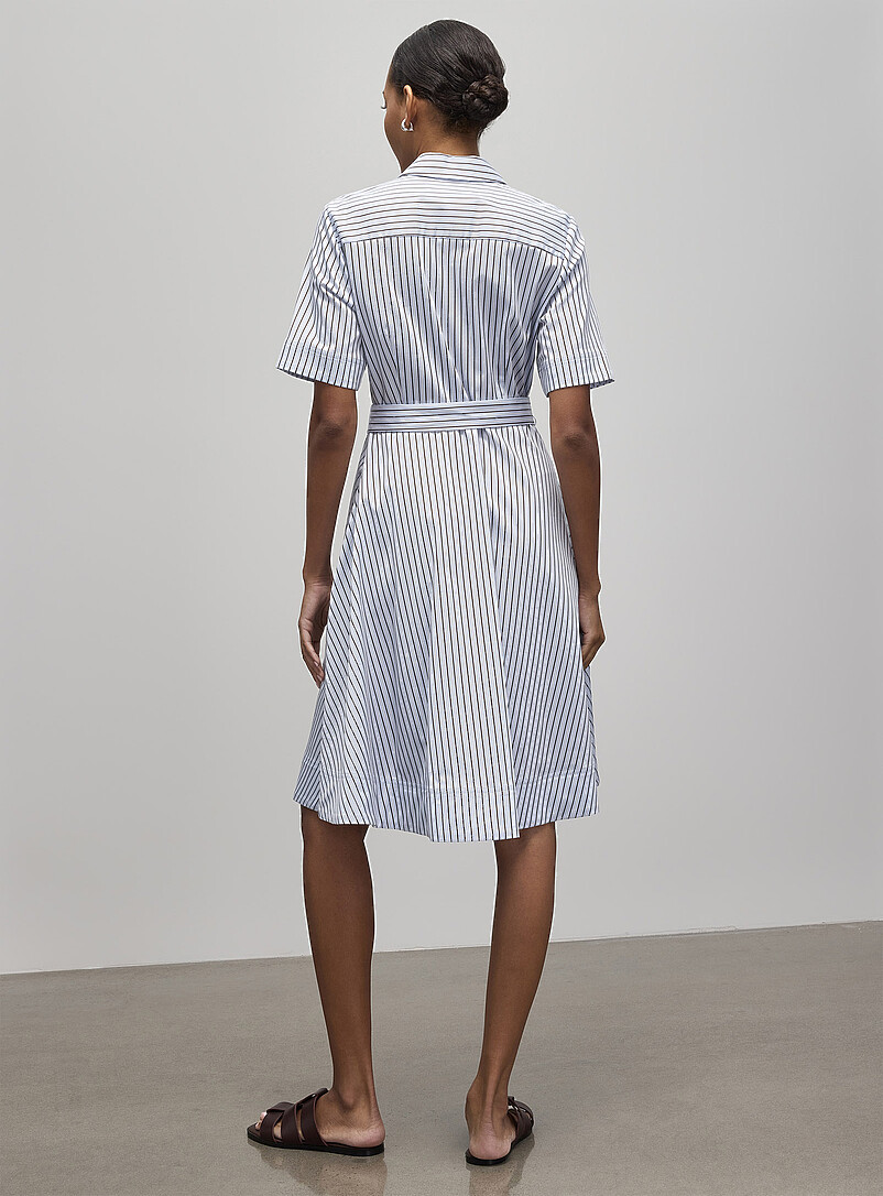 Contemporaine: La robe chemise popeline glac&eacute;e &agrave; rayures Blanc &agrave; motifs pour femme