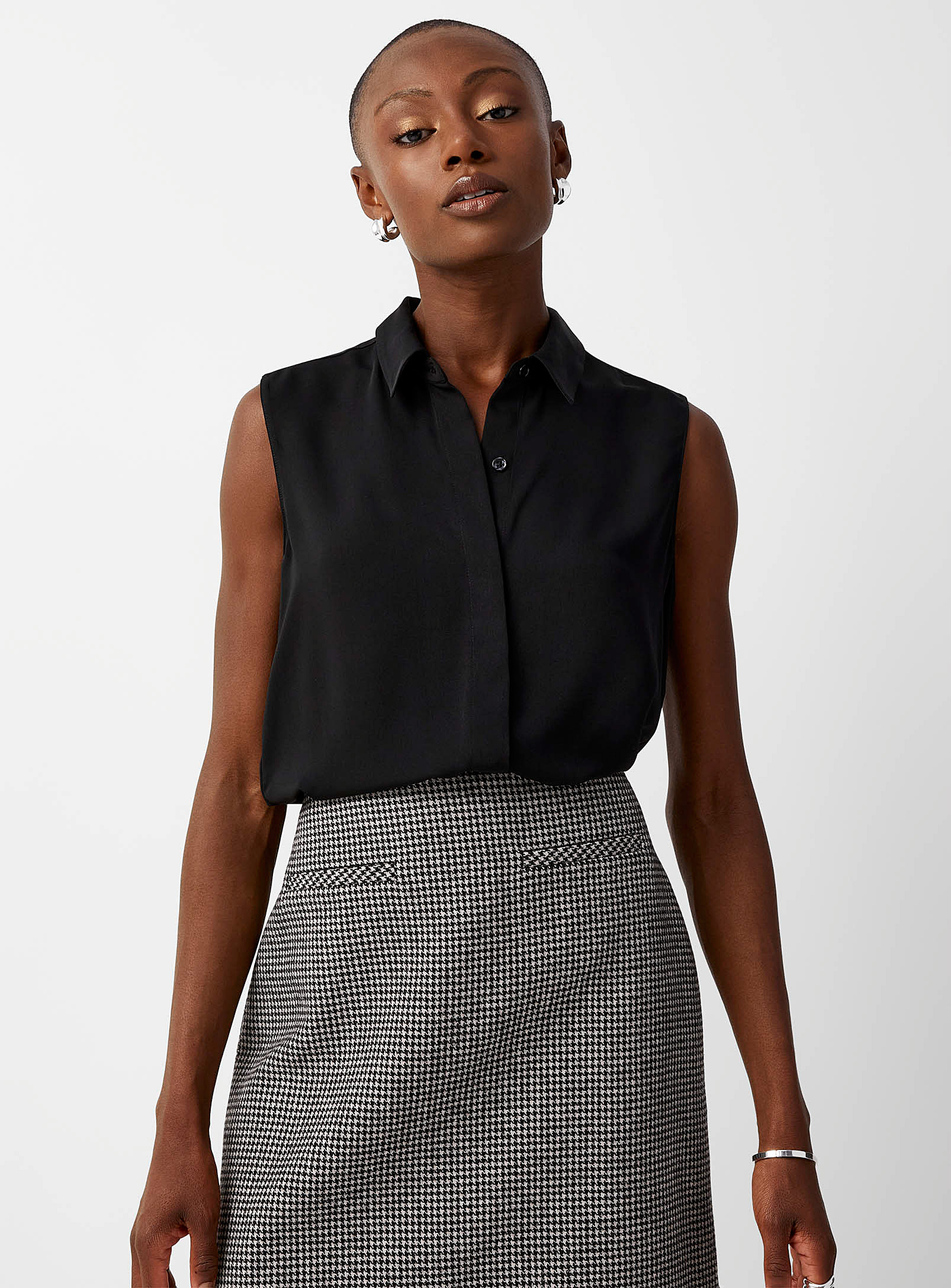 Contemporaine Sleeveless Fluid Shirt In Patterned Black