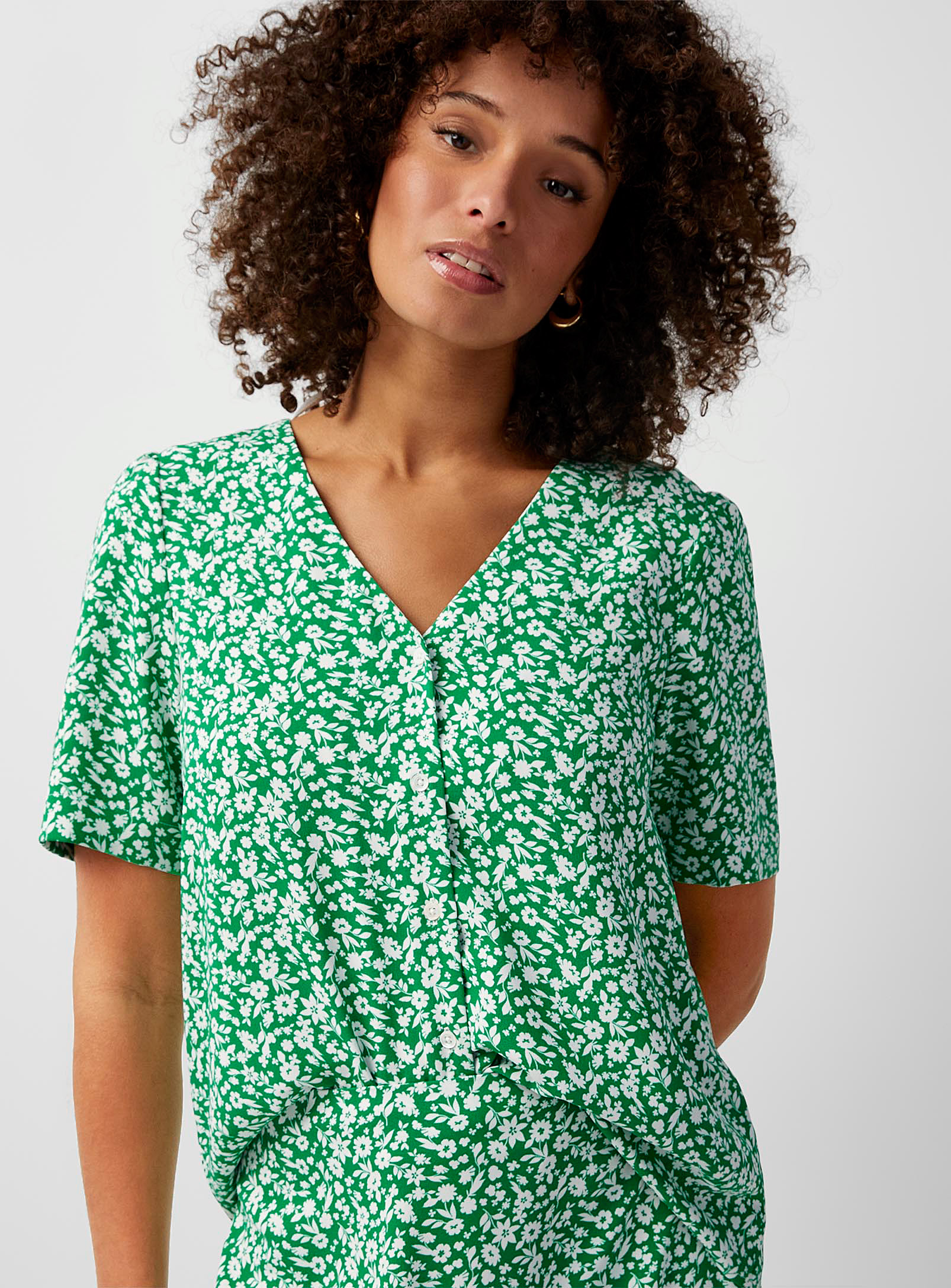 Contemporaine - Women's Vibrant garden V-neck blouse