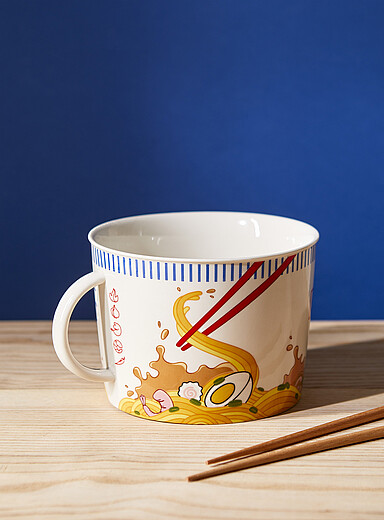 Le grand bol blanc nouilles ramen