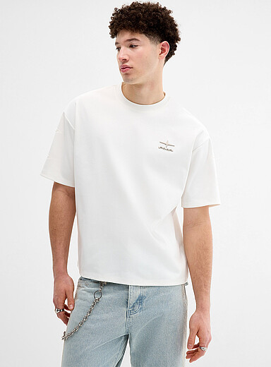Le t-shirt logo ins&eacute;r&eacute;