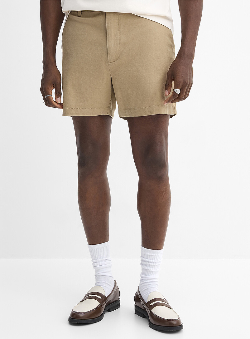 Le 31: Le short chino extensible <b>Longueur d'entrejambe : 13 cm (5 po)</b> Blanc cass&eacute; pour homme