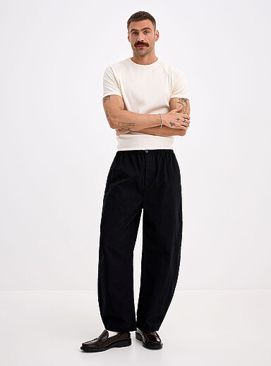 Le pantalon taille &eacute;lastique toile color&eacute;e <b>Coupe Madrid - Ballon</b>