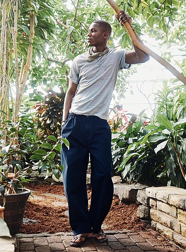 Le pantalon taille &eacute;lastique toile color&eacute;e <b>Coupe Madrid - Ballon</b>