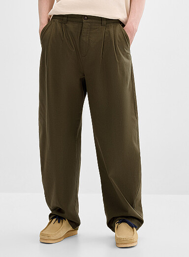 Pleated brushed twill chinos <b>Malasa&ntilde;a fit - Barrel</b>