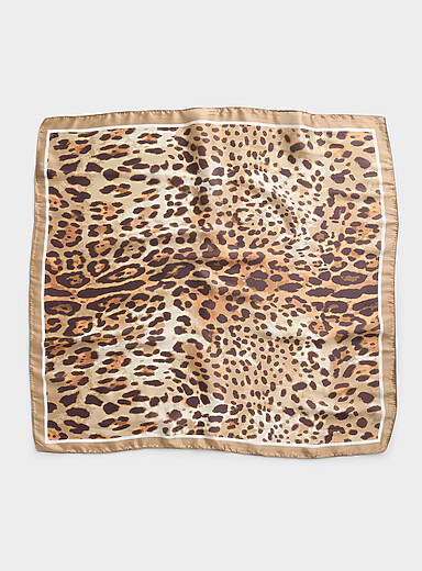 Le foulard satin&eacute; motif l&eacute;opard