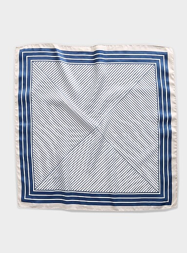 Le foulard carr&eacute; triangles et rayures