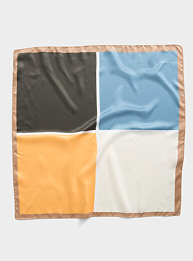 Le foulard satin&eacute; carr&eacute;s color&eacute;s