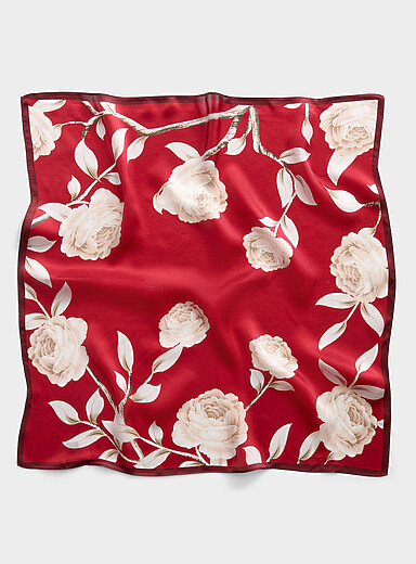 Le foulard roses blanches sur fond rouge