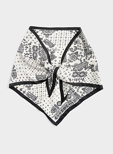 Le foulard triangulaire satin&eacute; motif paisley