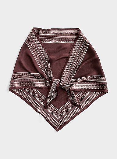 Le foulard triangulaire satin&eacute; bordure paisley