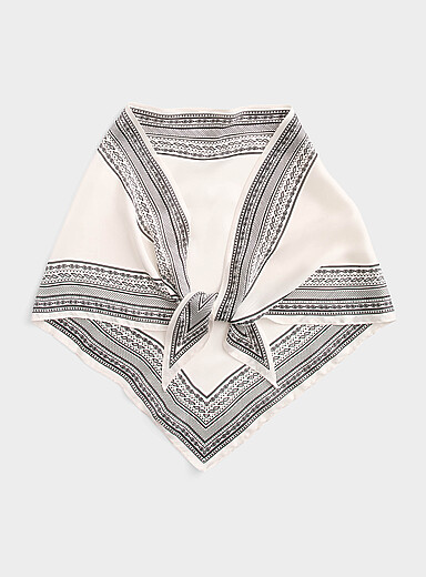 Le foulard triangulaire satin&eacute; noir et blanc