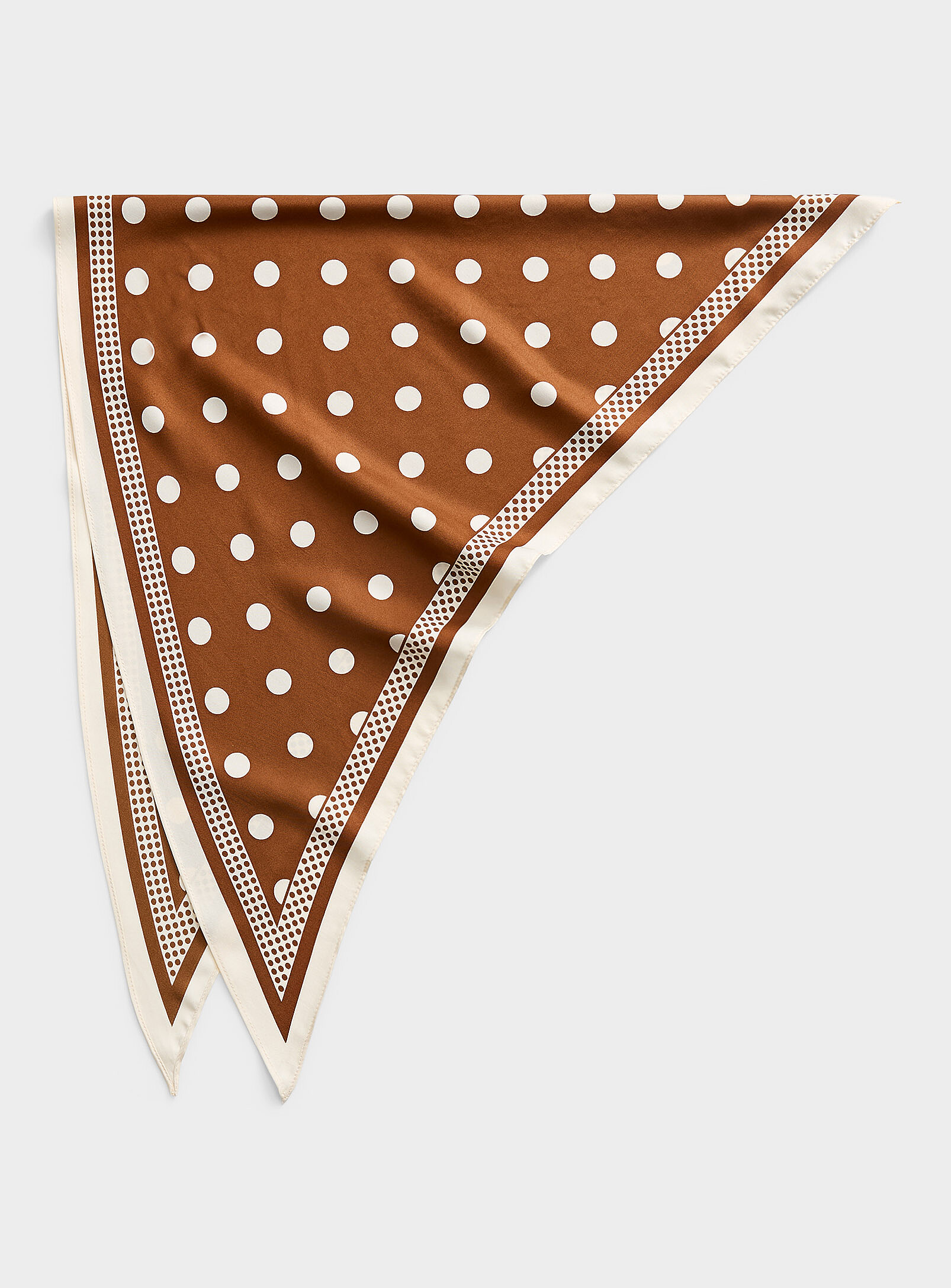 Le foulard triangulaire satiné à pois