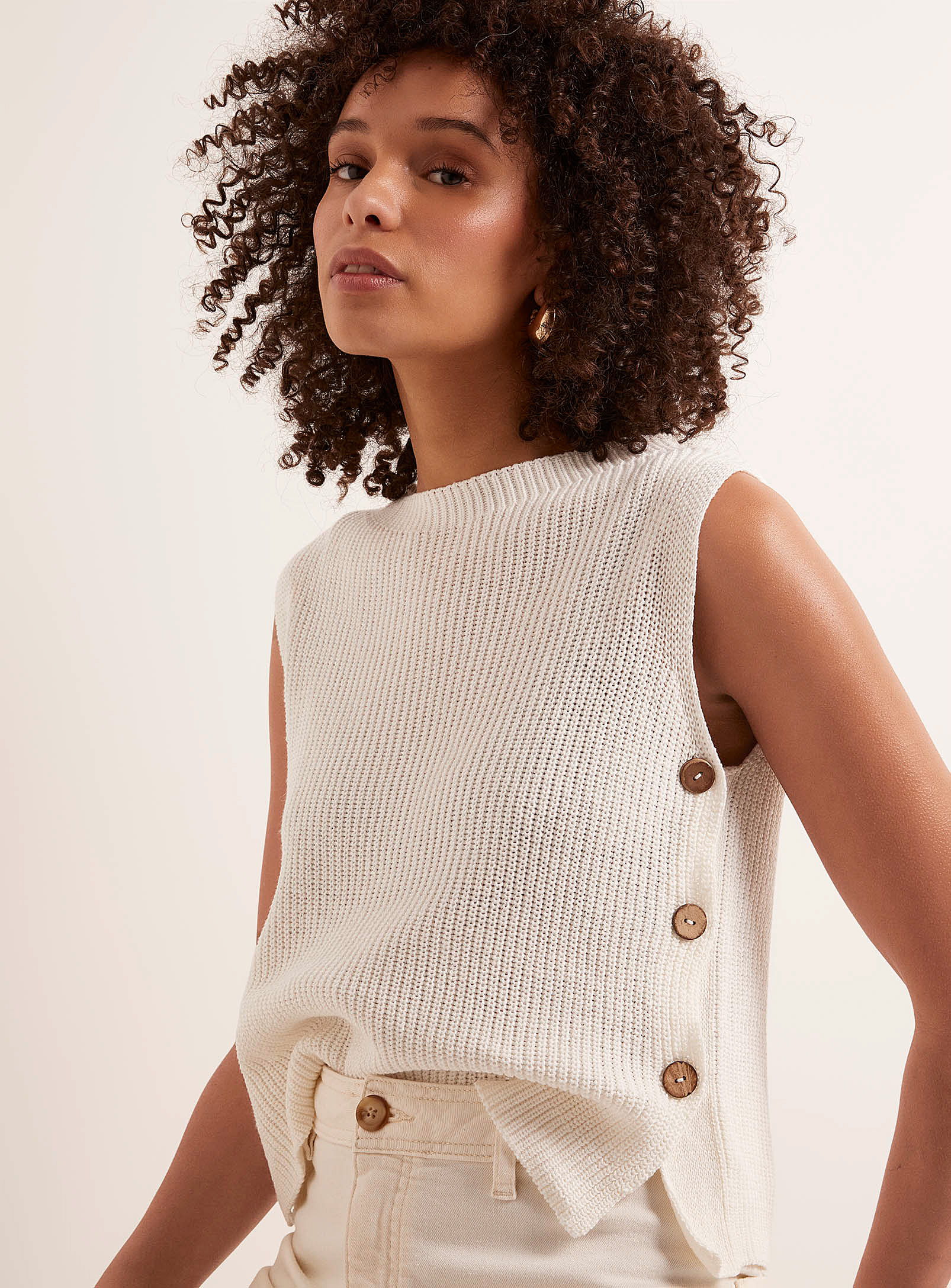 Contemporaine Side Buttons Ribbed Sweater Vest In Ivory White