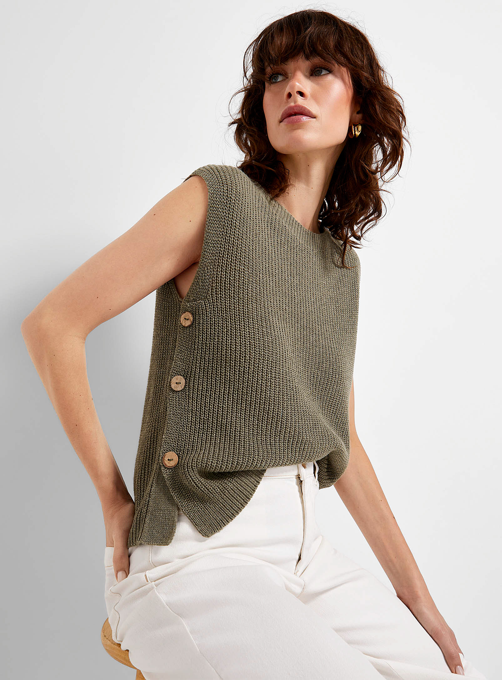 Contemporaine Side Buttons Ribbed Sweater Vest In Green