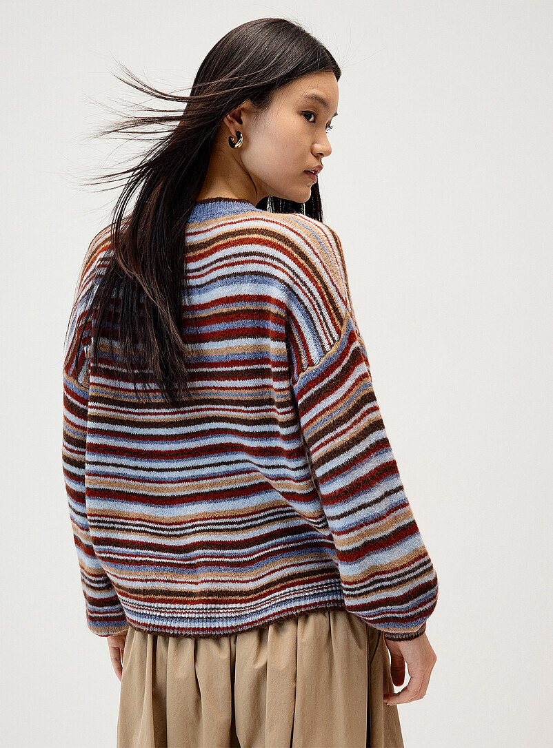 Twik: Le chandail rayures r&eacute;tro Brun &agrave; motifs pour femme