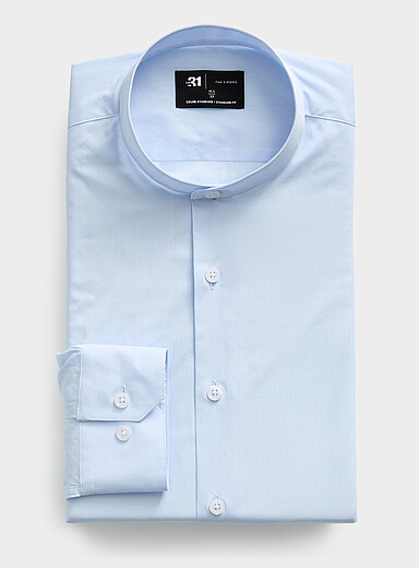La chemise col officier bleu p&acirc;le <b>Coupe standard</b>