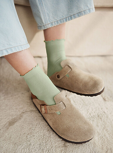 Solid lettuce-trim ankle socks