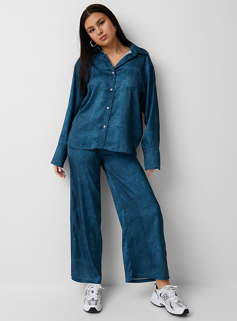 Twik: Le pantalon large soyeux imprimé denim Bleu pour femme