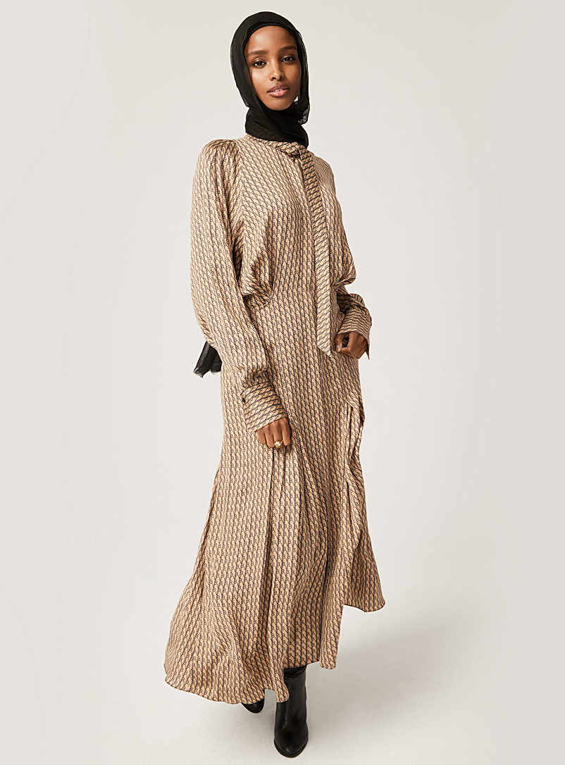 Victoria Beckham: La robe longue twill monogramme Miel chameau pour femme
