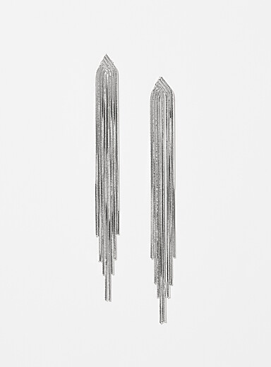 Les longues boucles d'oreilles cha&icirc;nes frang&eacute;es