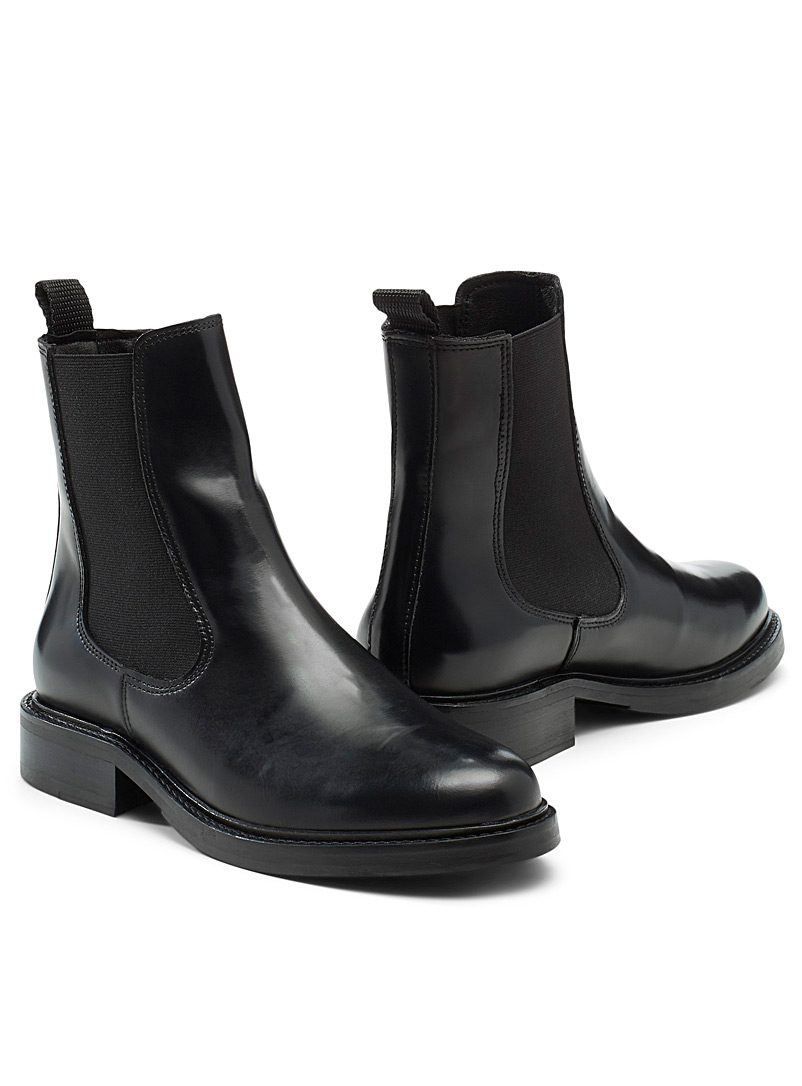 black flat chelsea boots womens