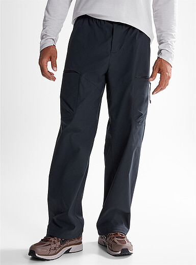 Peak Performance: Le pantalon cargo toile extensible <b>Coupe d&eacute;contract&eacute;e</b> Noir pour homme