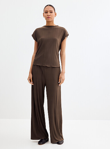 Uma elastic waist pleated pant <b>Fit: Wide leg, super high rise</b>