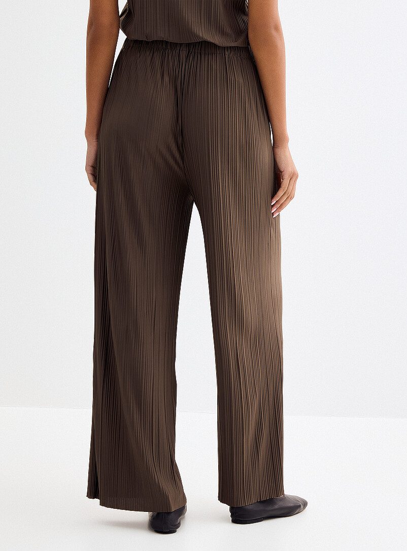 Sams&oslash;e  Sams&oslash;e Brown Uma elastic waist pleated pant <b>Fit: Wide leg, super high rise</b> for women