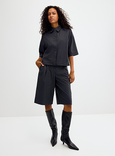 Le bermuda &agrave; plis Saharper <b>Coupe : jambe large, taille mi-haute</b>