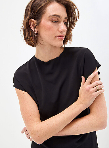 Le t-shirt microfilet dense bordure ondul&eacute;e Saumi