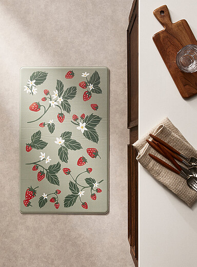 Le tapis de cuisine fraises en fleurs 46 x 76 cm