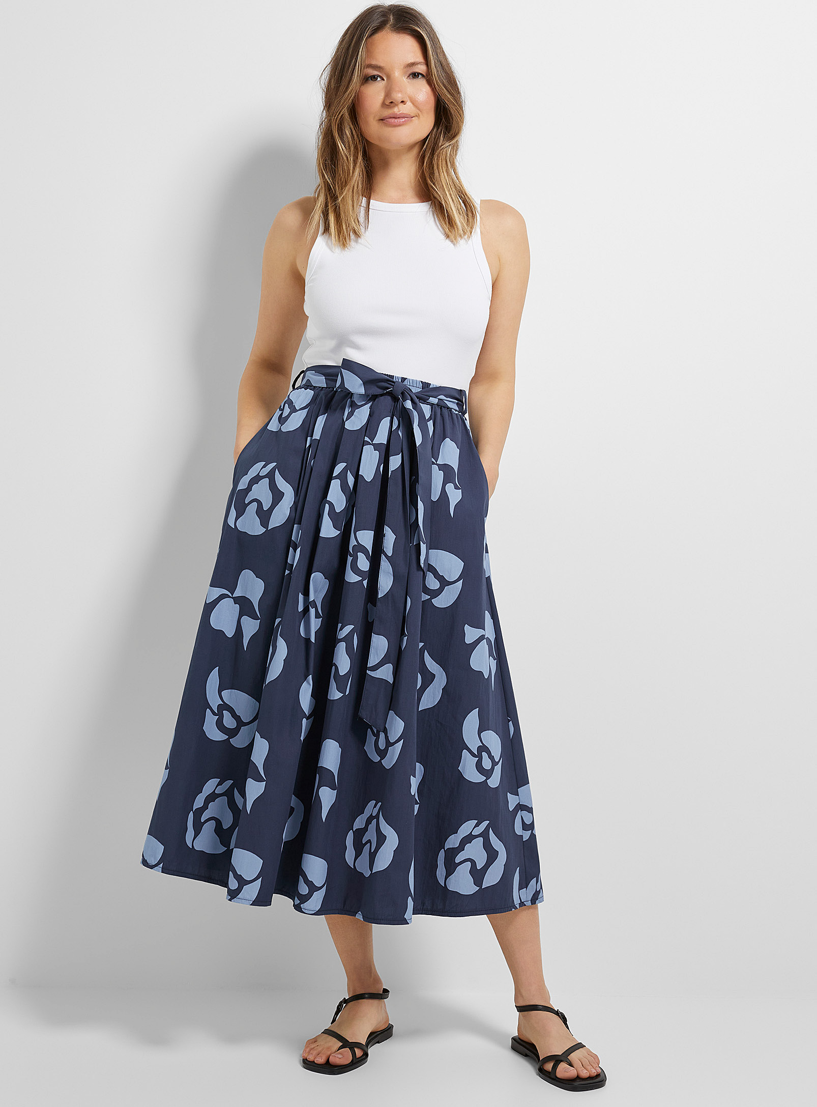 Contemporaine - La jupe taille nouée fleurs bleues