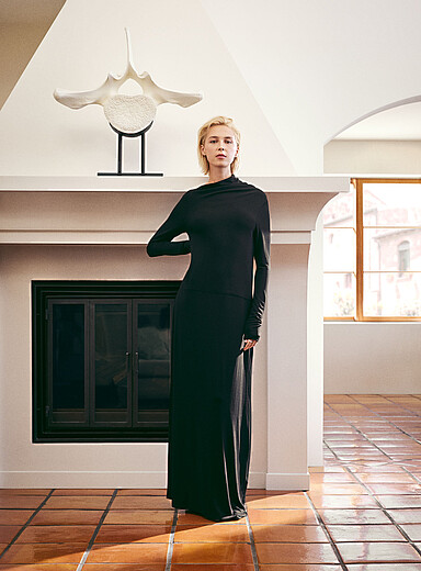 Edito par Simons: La robe &agrave; col drap&eacute; en cr&ecirc;pe fluide Noir pour femme