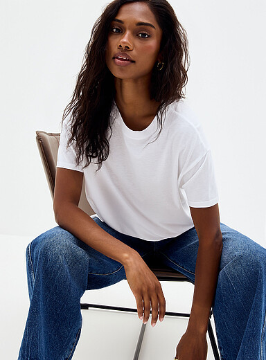 Le t-shirt carr&eacute; fluide uni