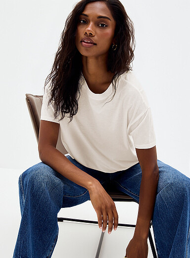 Contemporaine: Le t-shirt carr&eacute; fluide uni Blanc pour femme
