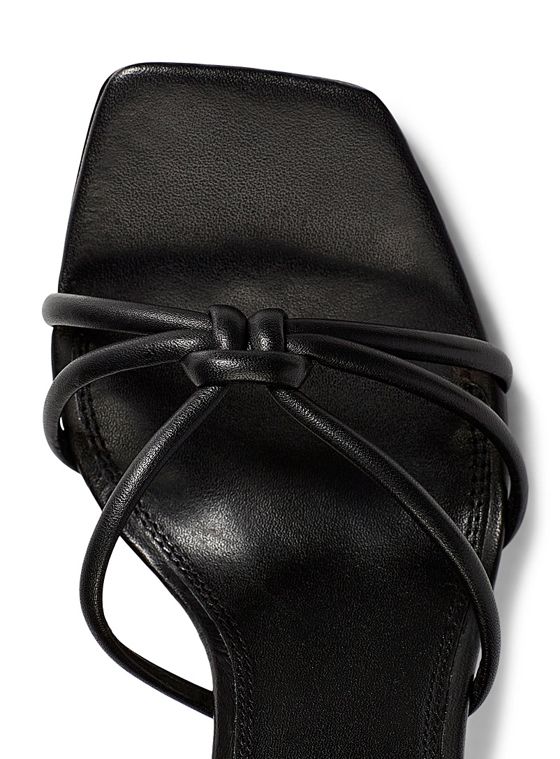 Black Suede Studio: La sandale à talon Melania Noir pour femme