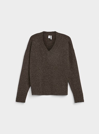 Le chandail col V tricot pelucheux