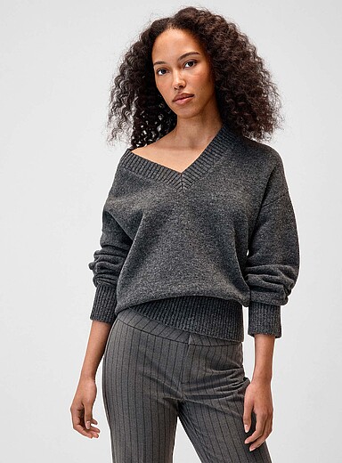 Twik: Le chandail col V tricot pelucheux Charbon pour femme