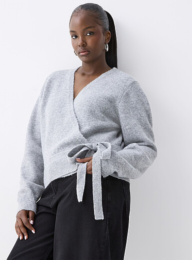 Twik: Le cardigan crois&eacute; tricot pelucheux Gris clair pour femme