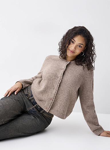Le cardigan carr&eacute; bordure festonn&eacute;e