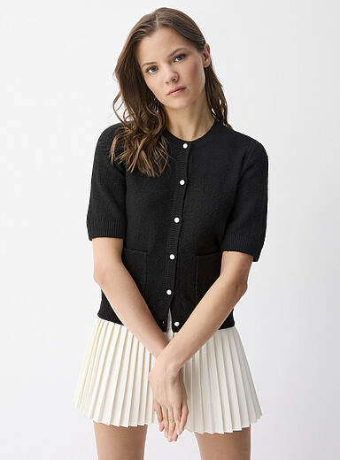 Twik: Le cardigan manches courtes boutons perl&eacute;s Noir pour femme