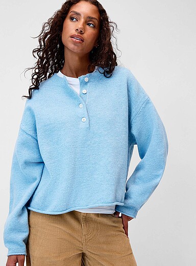 Le chandail henley bordures roulott&eacute;es