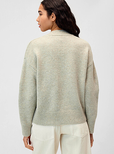 Plush knit V-neck sweater product image 3