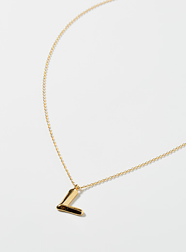 Le collier lettre dor&eacute;e